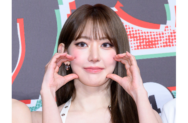 LE SSERAFIM・宮脇咲良、大人可愛い清楚ワンピ姿にファンうっとり…【PHOTO】