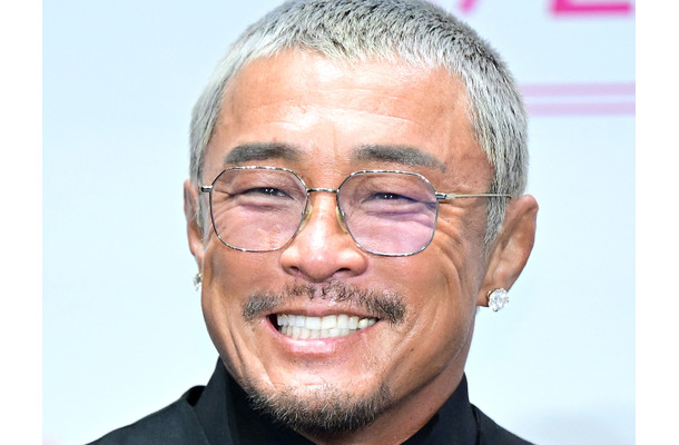 日韓の食事の作法の違いとは？秋山成勲がミディアムレアの豚肉を食べながらレクチャー