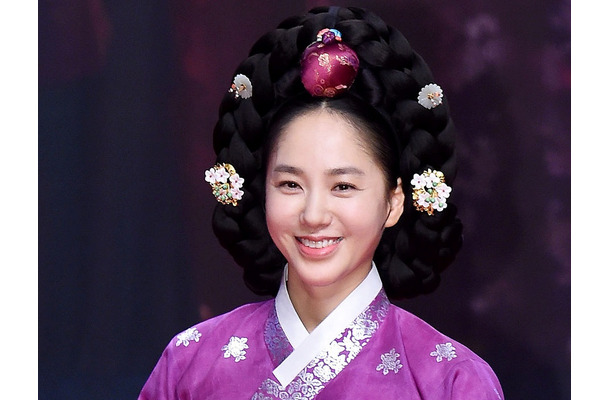年齢不詳の美しさ…ベッドに寝そべる『オクニョ』悪役女優に「色気が止まらない」 夫は年商145億円