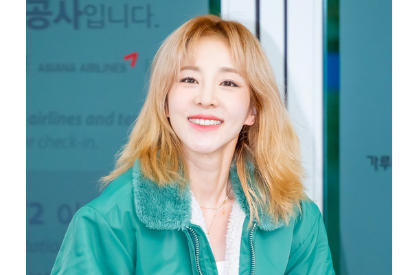「思い切って全部脱ぐ」から1年…2NE1サンダラ、エレガントでありながら大胆露出を披露