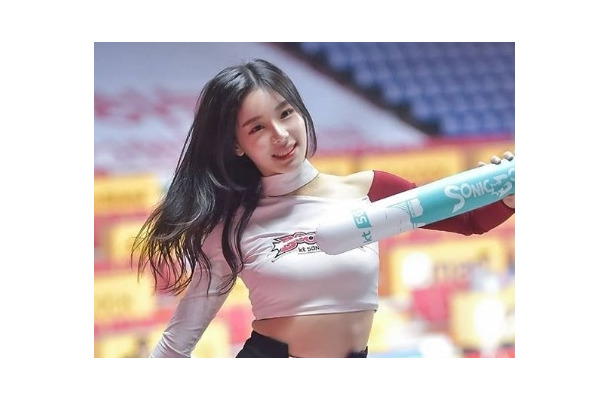 K-POPアイドル似の韓国チアガールがおへそチラッ…二度見必至の完璧プロポーションにファン熱狂【PHOTO】