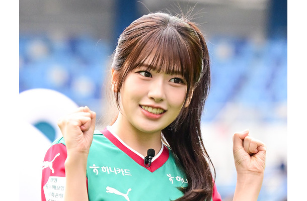 IVE・ユジン、故郷で“伝説級”のキックイン！「CMみたいな美しさ」で会場を魅了