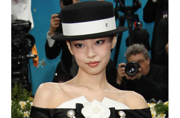 BLACKPINK・ジェニー、製作時間“330時間”の衣装でMet Galaに登場！「人間シャネル」の美しさを発揮
