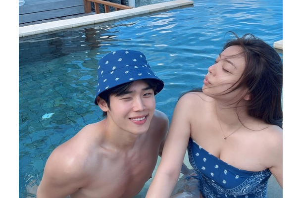 “密着スイムウェア”姿に視線釘付け！3歳下元俳優と結婚した韓国歌手、ハネムーン写真公開【PHOTO】