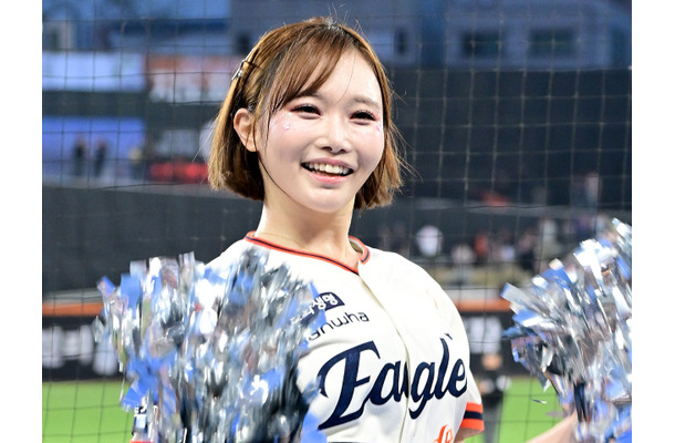 韓国プロ野球初の日本人チアガール！野澤彩華さんの“美肩チラリ”オフSHOTに反響「素敵すぎ」「パーフェクトビューティ！」【PHOTO】