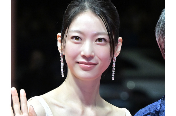 TWICEジョンヨンの“実姉”女優がまるでプリンセス！「本当に綺麗すぎ」と絶賛のドレス姿【PHOTO】