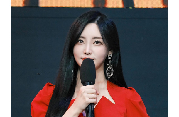 サッカー選手の彼氏の“公開プロポーズ”で話題！韓国女子アナのキス顔SHOTに胸キュン「魅力的です…」【PHOTO】