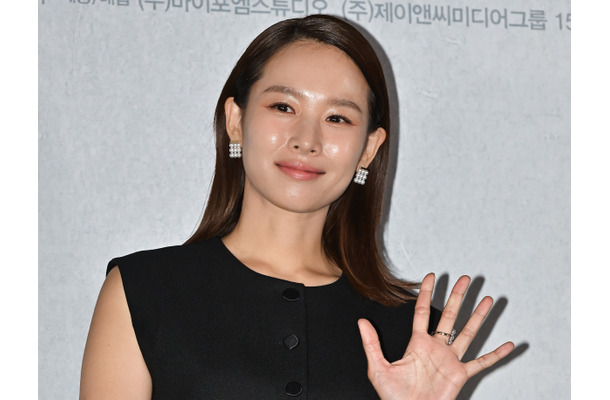 “俳優イ・ドンゴンの元妻”女優チョ・ユニ、愛娘と沖縄旅行を満喫！そっくりなビジュアルに注目【PHOTO】