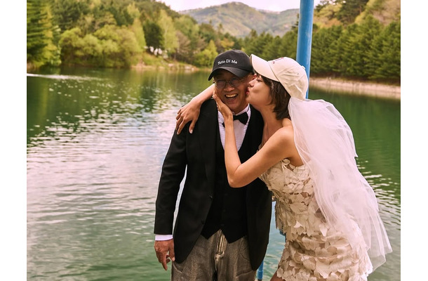 ミニドレスにキャップ!?韓国女優（41）、7歳年上婚約者との“個性あふれる”ウェディングフォト公開