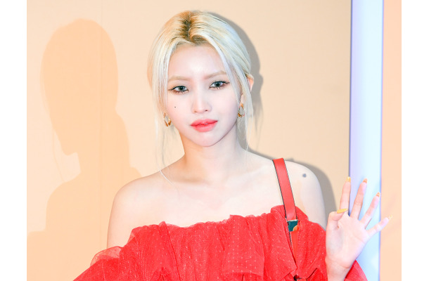 「透けすぎて直視できない…」i-dle・ソヨン、色気あふれる大胆シースルー衣装でファンを魅了【PHOTO】