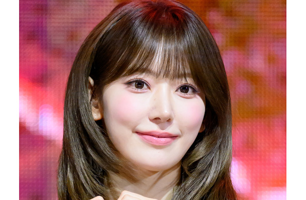 LE SSERAFIM・宮脇咲良、“胸元パックリ”キャミ姿で抜群スタイル披露！「レベチ」【PHOTO】