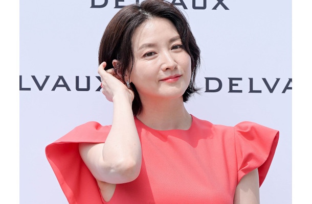 夫と毎日キスすると明かした女優イ・ヨンエ、32年ぶりに演劇出演中「来るたびに新しい姿をお見せする」