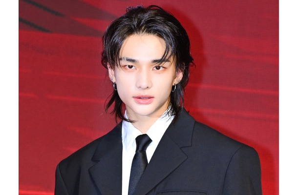 Stray Kids・ヒョンジン、筋肉質な腕露わな夏ルック！ファン想いな一面も「STAYと永遠に一緒に」【PHOTO】