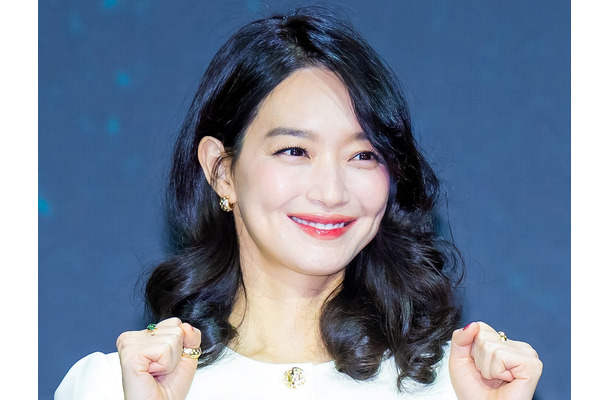 “公開恋愛10年”シン・ミナ、色気と知性で魅せる──「俳優は一番面白い職業」と語る演技愛