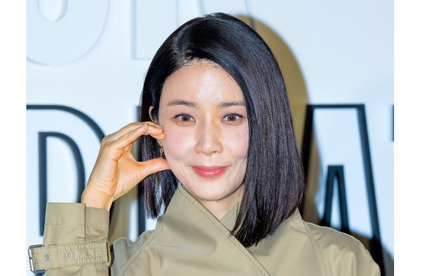 韓国屈指の“愛され妻”イ・ボヨン、清楚さと色気が共存する“奇跡のビジュアル”に視線集中【PHOTO】