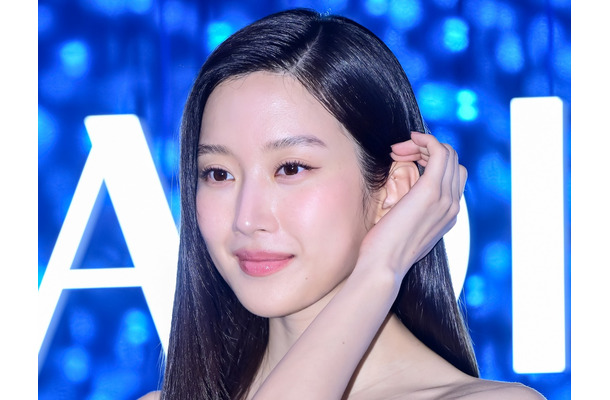 “限界ギリギリ”の衣装で再登場…ムン・ガヨン、露出多めの白ドレス姿に会場釘付け【独自写真】