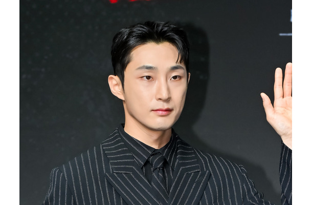 Netflix『D.P.』でセクシャルマイノリティの兵士を熱演──ペ・ナラ、次はラブコメで新境地に挑む！