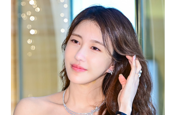 これぞ女神降臨…『ペントハウス』美人女優、至高のチューブトップドレス姿で魅せた“洗練美”【独自写真】
