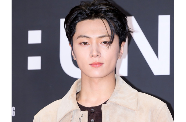 ENHYPEN・ジェイ、完璧スーツ姿に視線集中「フェイスラインどうなってんの？」【PHOTO】