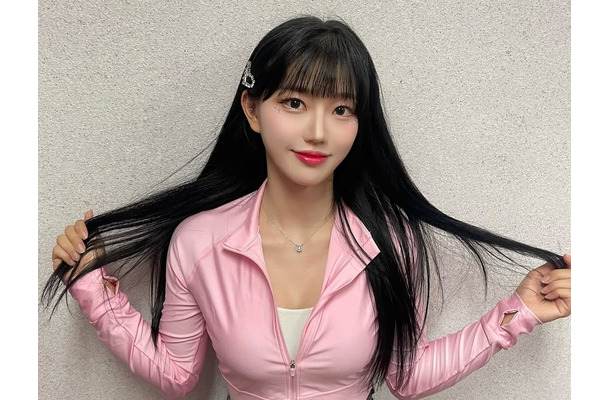 韓国チアガール、深Vネックのスイムウェアで大はしゃぎ！こぼれそうな魅力に「これぞ“健康美”」の声【PHOTO】