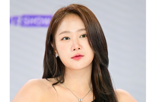 “ハイレグ”スイムウェアから抜群体型があらわに…元K-POP女性アイドルの健康美にファン悶絶