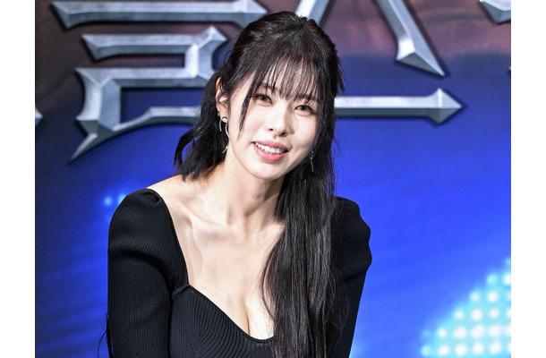 ほぼ全部見えてる…韓国の美人弁護士タレント、再婚前に披露した“背徳のバックレス”【PHOTO】