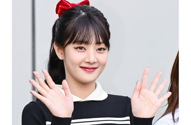 「どうなってるの？」i-dle・ミンニ、“ギリギリ見えない”大胆スカート姿に視線釘付け！【PHOTO】