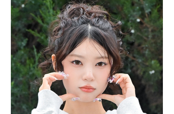 “日本人メンバー”ILLIT・モカ、重めの前髪ぱっつんロングが好評！「黒猫」のような一味違う雰囲気【PHOTO】