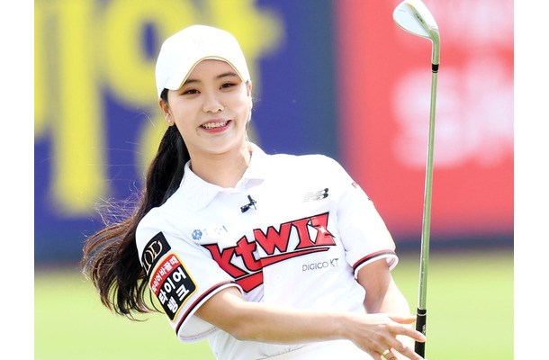 グリーンに映える美貌に釘付け…ミス・コリア出身の韓国女子ゴルファー、タイトなポロシャツ姿に反響【PHOTO】