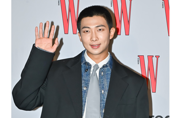 除隊間近のBTS・RM、米3大音楽授賞式で「Favorite K-Pop Artist」受賞！K-POP初の快挙も