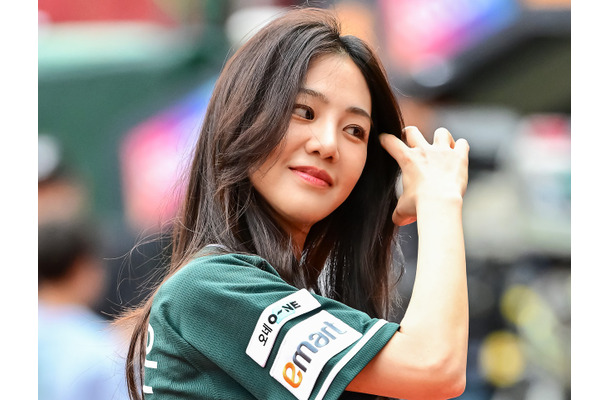 女優ハン・ジウン、美しいユニフォーム姿で“勝利の女神”に！野球愛あふれる特別な瞬間