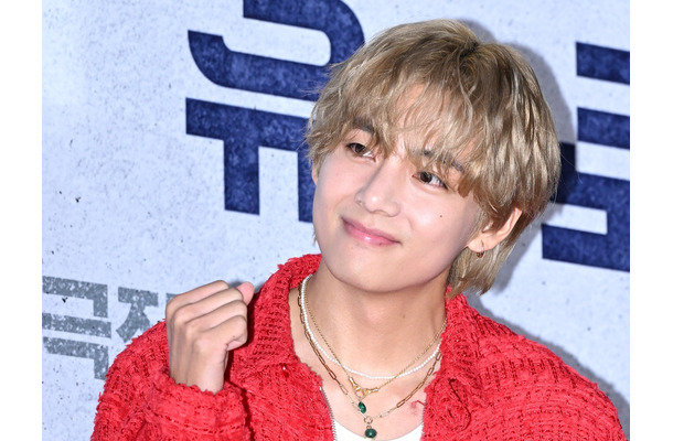 除隊控えるBTS・V、日本の人気アイドル・俳優ランキング1位に！著名人にも愛される大スター