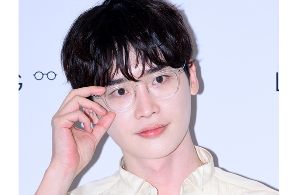 「IUの彼氏、格が違う」イ・ジョンソク、“爆イケ”眼鏡姿に現場がざわつく【独自写真】