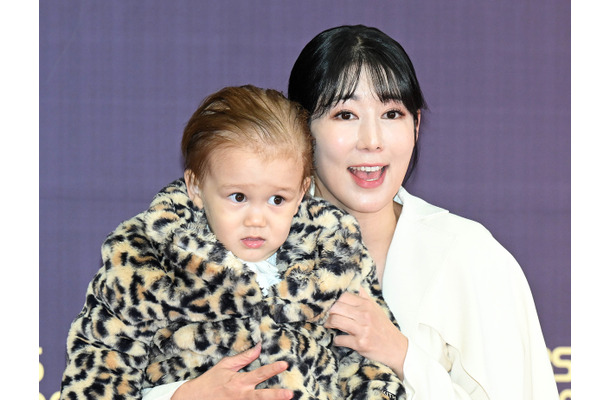西洋男性から精子提供で自ら未婚の母に 韓国で活動する日本人タレントが豊胸を諦めた理由