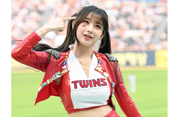 試合に集中できない…韓国プロ野球の20歳チアガール、キュートな“小悪魔”SHOTで観客を虜に【PHOTO】
