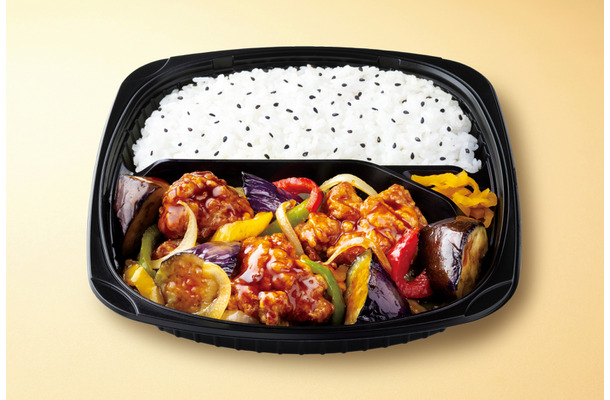 鶏となすの黒酢あん弁当　（税込価格626.40円）
