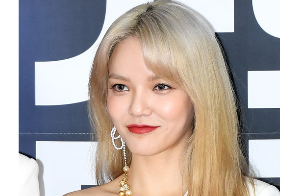 指を噛みながら上目遣い…10年にわたるいじめ問題で脱退した元K-POPアイドル、「艶っぽさ」アピール【PHOTO】