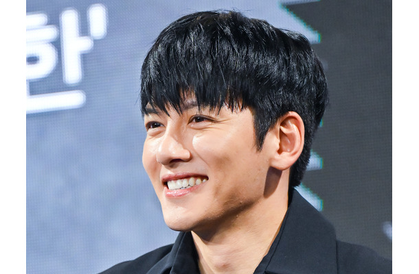 俳優チ・チャンウク、がっしりとした体型際立つタンクトップ姿にファンメロメロ「ご褒美」【PHOTO】