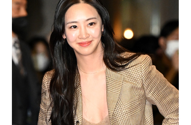 “ピース”もダメ、元アイドルが何気ない旅行写真を即削除　敏感にならざるを得ない韓国芸能界