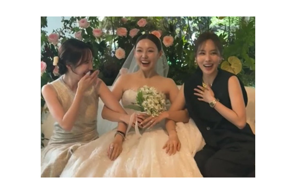 メンバー結婚式に人気ガールズグループ集結「あなたたちはforever」とファン狂喜