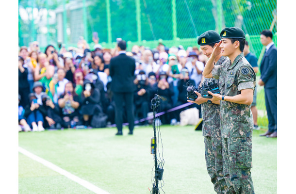 BTS・V＆RMの除隊現場レポート 日本やブラジルなど世界各地のARMY集結、2人の兵役終了を祝福！