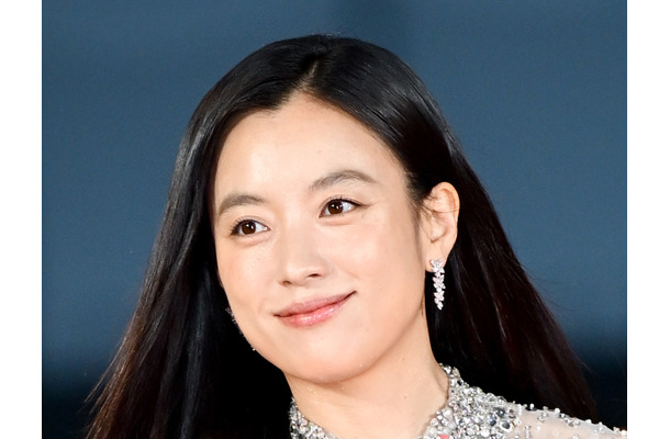 小栗旬と共演する女優ハン・ヒョジュ、デビュー20周年を迎えファンに感謝伝える「皆さんのおかげ」