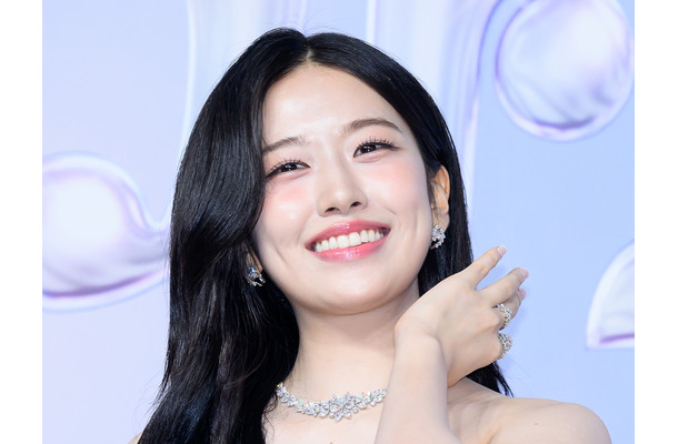 IVE・ユジン、ハーフアップ×ナチュラルメイクの“素顔ビジュ”披露「透明感やばい…」【PHOTO】