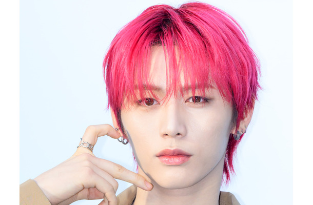 BOYNEXTDOOR・テサン、赤髪から黒髪へのイメチェンにファン歓喜「大好きすぎて具合悪い」【PHOTO】