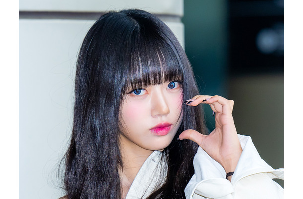 MEOVV・スイン、キュートなロングヘアにイメチェン！グレーの瞳で見つめる姿に「本物の子猫…？」【PHOTO】