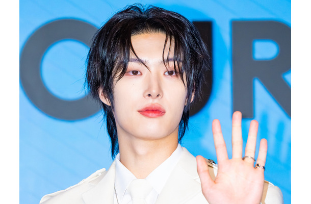 ATEEZ・ミンギ、「眼鏡×タイトシャツ」で“大人の色気”が限界突破！厚い胸板にファン釘付け【PHOTO】