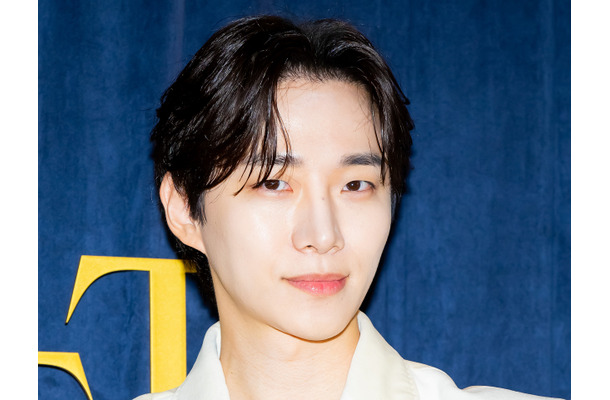 2PM・ジュノ、白Tにジーンズの王道“彼氏風ルック”でファンを虜に！スペインへ出国【独自写真】
