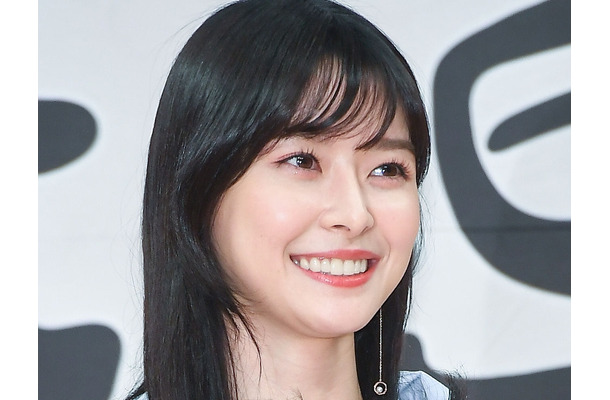 常人には着れない…『梨泰院クラス』美人女優、スタイル強調の白T×デニムで“格の違い”を見せつける【PHOTO】