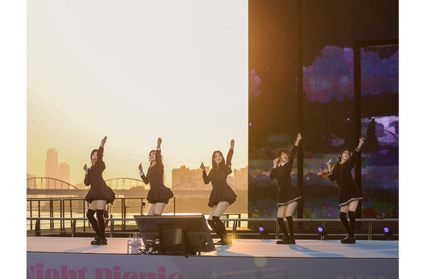 夕暮れと調和した魔法のようなひととき…ILLITが野外イベントで新曲や大ヒットデビュー曲を披露