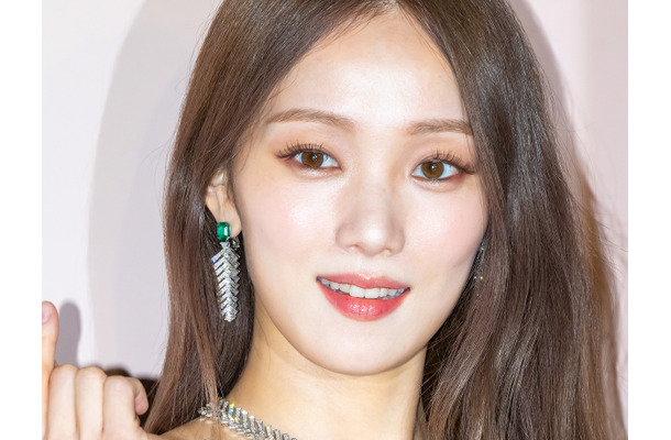 “密着ニット”で際立つ抜群グラマラスボディ！日本CM出演の韓国女優、気品漂うオトナプリンセスに